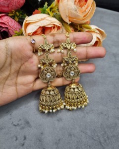 Pendientes Jhumka de diseñador con diseño de flor y hoja chapados en oro, con cadena para el cabello adjunta, para bodas y fiestas, fabricante de pendientes de moda. - Product Image 1