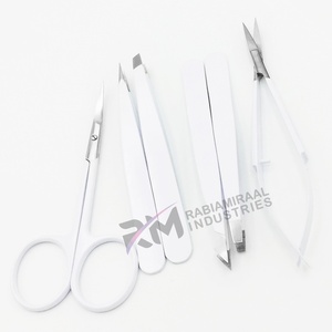 Pinzas para Cejas Clásicas Ligeras de Acero Inoxidable RMI May Top Ranking con Punta Inclinada Plateada y Recubrimiento en Polvo Blanco - Product Image 4