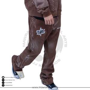 Pantalon de survêtement large pour homme en molleton 100 % coton épais, style streetwear délavé au soleil, avec broderie de logo en strass - Product Image 3