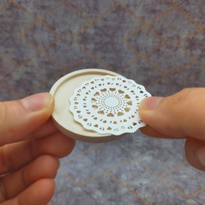 Plateau en bois pour maison de poupée à l'échelle 1:12 avec papier absorbant, accessoire miniature, couleur bois naturel, décoration de meubles - Product Image 5