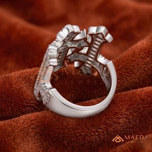 แหวนสเตอร์ลิงซิลเวอร์ 925 ลายกางเขนโกธิคแบบ Iced Out – แหวนสเตอร์ลิงซิลเวอร์ลายกางเขนหลายเส้นประดับเพชรทรงบาแกตต์และไมโครเพฟ - Product Image 2