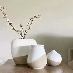 Vase-pichet en céramique terracotta nordique avec poignée moderne, carafe à fleurs rustique texturée, pot à fleurs séchées de style ferme, finition mate - Product Image 3