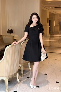 Elegante Vestido de Noche Negro con Hombros Descubiertos y Corte Evase para Mujer |   Vestido Alva con Adorno Metálico para Uso Diario |   LAVIEM - Product Image 4