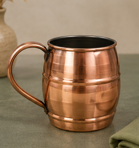 Mug classique en cuivre brossé de forme tonneau, extérieur en cuivre brossé de qualité supérieure, accentué par un design traditionnel en forme de tonneau horizontal. - Product Image 6