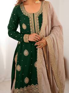 Kurti en soie Chinon de qualité supérieure avec ensemble Sharara brodé, collection de vêtements de mariage traditionnels, disponible à la vente - Product Image 4
