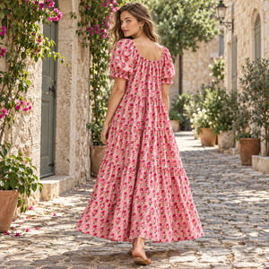 Vestido escalonado con estampado floral rosa para mujer, con mangas cortas abullonadas y cuello redondo - Product Image 2