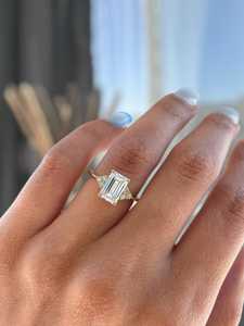 แหวนเพชรทรงเอเมอรัลด์ 2.01 กะรัต หรูหรา ทองคำขาว 14K เพชรเลี้ยงในห้องปฏิบัติการ ของขวัญสำหรับงานปาร์ตี้ ของขวัญแต่งงาน เครื่องประดับเสริมเสน่ห์ - Product Image 2