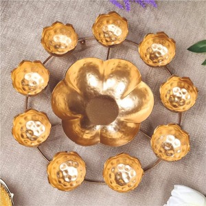 Bol Urli en métal fait main avec porte-diya, pot de fleurs décoratif floral flottant pour la décoration de la maison et des mariages de Diwali - Product Image 6