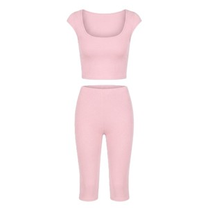 Ensemble deux pièces côtelé pour femme : Crop top à col carré et pantalon trois-quarts taille haute – Tenue décontractée et respirante pour l'été - Product Image 2