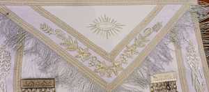 Tablier blanc brodé main de maître maçon de la Loge Bleue, Régalia maçonnique artisanale Ventoria Enterprises, best-seller - Product Image 6