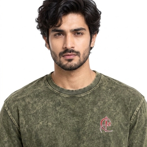 T-shirt classique pour homme en tissu léger, assurant un confort supérieur et une liberté de mouvement, fabriqué avec des matériaux respirants et un effet délavé. - Product Image 5