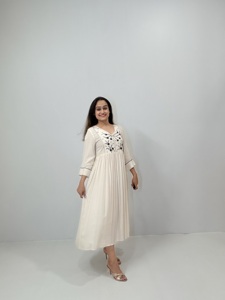 Robe longue plissée blanche bohème mignonne, col en V, brodée, manches trois-quarts, décontractée, pour la détente, respirante, 100% coton - Product Image 1