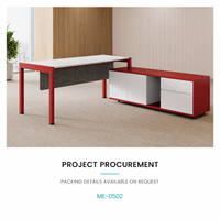 Bureau de direction moderne en forme de L avec armoire de rangement latérale, plateau blanc, cadre rouge et panneau de modestie gris en bois