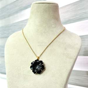 Pendentif Fleur en Onyx Noir Naturel Sculpté, Collier en Pierre Précieuse pour Femme, Élégant Pendentif Floral en Onyx Noir pour la Fabrication de Bijoux - Product Image 2