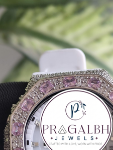 นาฬิกา Pragalbh Jewels แบบสั่งทำพิเศษ ประดับเพชรเต็มหน้าปัด สีชมพูและสีขาว พร้อมหน้าปัดแบบสั่งทำพิเศษ นาฬิกาประดับเพชรโมอิสซาไนต์ - Product Image 3