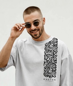 T-shirt blanc à manches courtes pour homme Oneten Apparel, coupe classique, col rond, avec impression de calligraphie arabe noire - Product Image 1