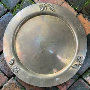 Assiette de présentation à bord festonné, vaisselle ronde de luxe pour la décoration de mariages et d'événements - Product Image 6