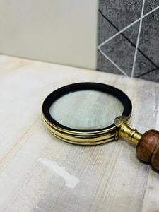 Loupe grossissante de 3 pouces en laiton avec poignée ronde en bois - Product Image 4