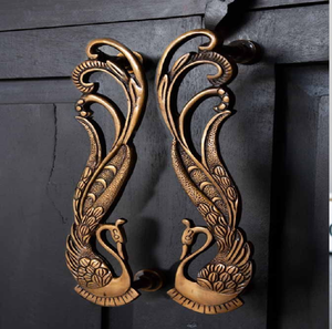 Tiradores de puerta de latón de estilo vintage con líneas curvas fluidas para puertas de madera, disponibles a precios de mayorista. - Product Image 2