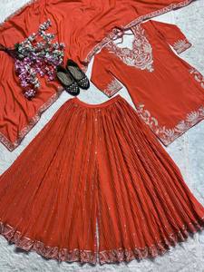 Elegante conjunto Sharara de diseñador en seda Chinnon con elaborado trabajo de lentejuelas y dupatta a juego - Product Image 5