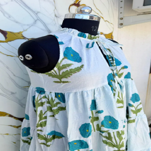 Vestido largo de algodón botánico Azure Ivory con capas en cascada, estilo caftán moderno y sencillo con estampado a mano de Jaipur, silueta fluida y fresca. - Product Image 4