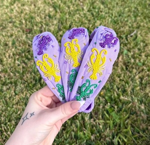 Diadema Ligera y Cómoda con Letras Blancas de Mardi Gras, Tamaños y Colores Personalizados, Perfecta para Niñas en Temporadas y Eventos - Product Image 4