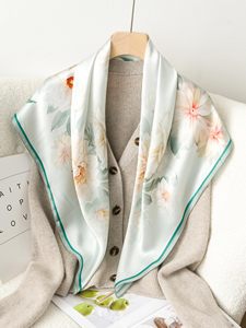 Écharpe en soie tendance pour femme, impression personnalisée, foulard carré de luxe en soie de mûrier, hijab de mode, vente en gros OEM - Product Image 3