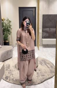 Conjunto de traje Farshi Salwar para mujer, de seda crepé natural pura, para fiesta, con bordado de múltiples agujas y efecto arrugado. - Product Image 4