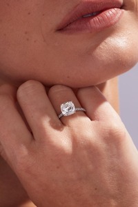 Anillo de Compromiso con Diamante Cultivado en Laboratorio de Corte Cojín de 3.00Ct, Oro Blanco de 14K, Halo Oculto, Certificado IGI, Lujo de Luxeshine - Product Image 4