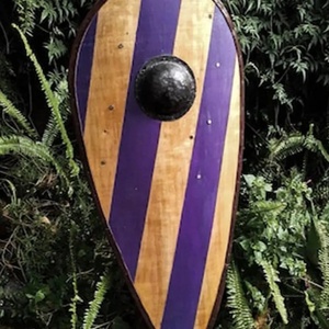 Bouclier Viking en bois contreplaqué et acier au carbone Ahmad, rayures violettes et jaunes, 24 pouces, fait main, décoratif, centre en métal personnalisable - Product Image 3