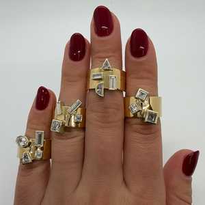 Anillo de declaración Princess Baguette con diamante cultivado en laboratorio, engaste de bisel en oro macizo de 14K, banda de cigarro Art Deco geométrica de 10 mm de ancho, fabricante - Product Image 2