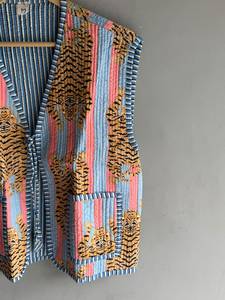 <b>Quilted</b> Tiger Print Vest Women's V-Neck Sleeveless <b>Jacket</b> Summer Animal <b>Pattern</b> Patch Pocket Outerwear GIFT FOR HER - Product Image 5