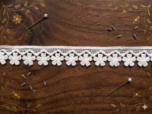 Oferta Especial: Encaje Floral Blanco Premium de Poliéster con Borde Festoneado - Borda de Ganchillo con Textura 3D para Saree, Dupatta, Vestido de Novia - Product Image 1