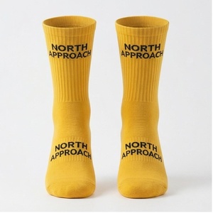Calcetines North Approach con Patrón de Letras Amarillas, Transpirables y Casuales para Adultos - Product Image 1