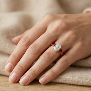 แหวนเงินแท้ 925 ประดับเพชรโมอิสซาไนต์และทับทิมทรงบริลเลียนต์ 3 เม็ด น้ำหนัก 1.5 กะรัต ขายดี เหมาะสำหรับเป็นแหวนหมั้นหรือแหวนครบรอบ - Product Image 4