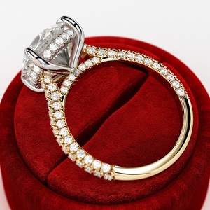 Bague de fiançailles de luxe en diamant de laboratoire brillant de 5 carats, avec bande pavée 3D, halo caché, sertissage cathédrale, 6 CTW, CVD, Or F 14k/18k - Product Image 3