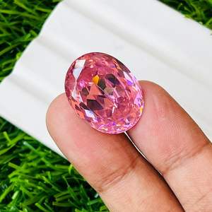 Cuarzo Rosa, Gema Creada en Laboratorio, Diseñada para un Brillo Rosa Suave, Lujo Ético y Atractivo de Joyería Fina y Atemporal - Product Image 2