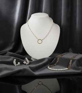 Collar Gargantilla de Oro de 18 Quilates con Perlas, Cadena de Eslabones Asimétricos y Cierre de Anillo en O - Product Image 5