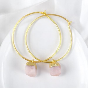 Pendientes de Aro de Cuarzo Rosa Natural en Bruto - Plata de Ley 925 Chapada en Oro, Joyería Hecha a Mano con Cristal de Piedra Natal - Product Image 1