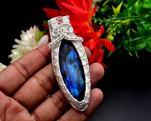 Colgante de Labradorita Forjada con Efecto Aurora Boreal de Zubeda Gems, Envuelto en Alambre, Chapado en Oro de 14K, Cristal de Energía Mística con Destello de Fuego, Elegante - Product Image 6