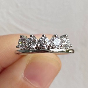 Bague de mariage élégante en or blanc 14 carats avec diamant de laboratoire de 0,50 carat serti à griffes, certifiée IGI, cinq pierres, pour empilage, usage quotidien ou nuptial - Product Image 1