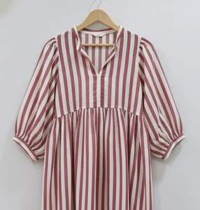 Robe tunique mi-longue en coton indien faite à la main pour femmes |   Tenue de bureau formelle écologique respirante à coupe trapèze avec imprimé floral dessiné à la main - Product Image 1