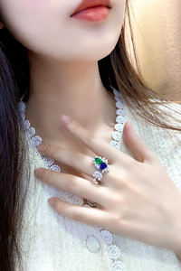 Bague de cocktail pour femme en argent 925 plaqué rhodium avec cristaux bleus et verts taille poire, motif floral, sertissage à griffes, bijoux de luxe - Product Image 4