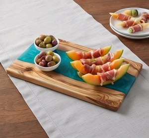 Planche à découper rectangulaire élégante en résine époxy turquoise avec grain de bois naturel - Product Image 2