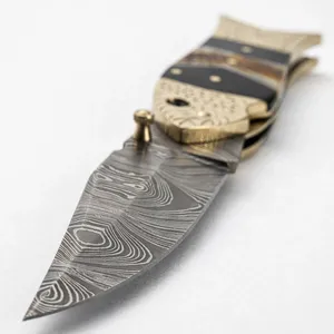 Couteau pliant décoratif avec manche noir-brun, poignées gravées dorées et lame à motifs, idéal pour les voyages en plein air et la collection - Product Image 2