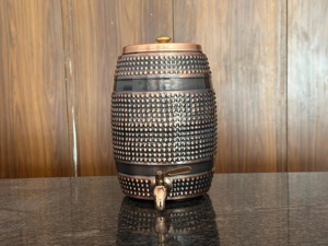 Distributeur d'eau en cuivre à design géométrique, bicolore, finition solide, article en gros - Product Image 5