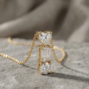 Collier pendentif minimaliste en or jaune avec trois pierres de diamant de laboratoire taille émeraude en forme de cœur, pour anniversaire, avec formes variées - Product Image 3