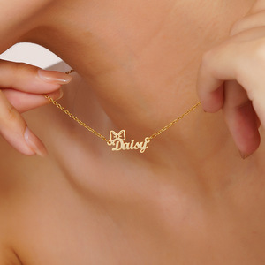 Collier Pendentif en Acier Inoxydable Plaqué Or, Design Nœud, Personnalisable avec Nom ou Mot, Bijou Charme pour Femme, Vente en Gros - Product Image 1