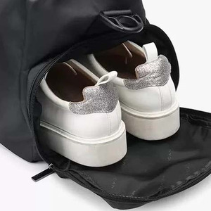 Sac de voyage personnalisé résistant à l'eau, grand sac de sport avec compartiment avant, sangle réglable et poignées de transport durables - Product Image 3
