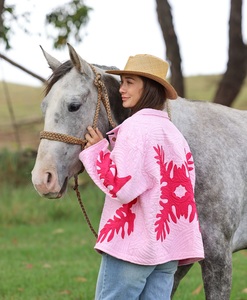 Chaqueta acolchada de algodón al por mayor, color rosa, estampado sólido, cuello vuelto, manga larga, para uso diario, estilo hawaiano. - Product Image 3